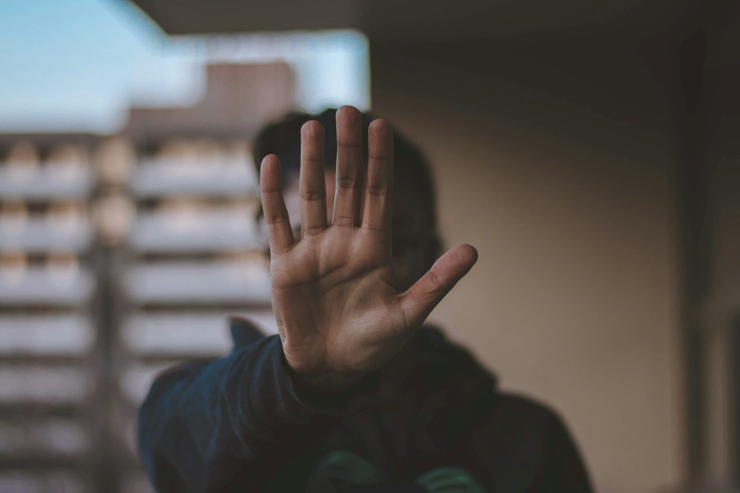 Una persona levanta la mano para frenar