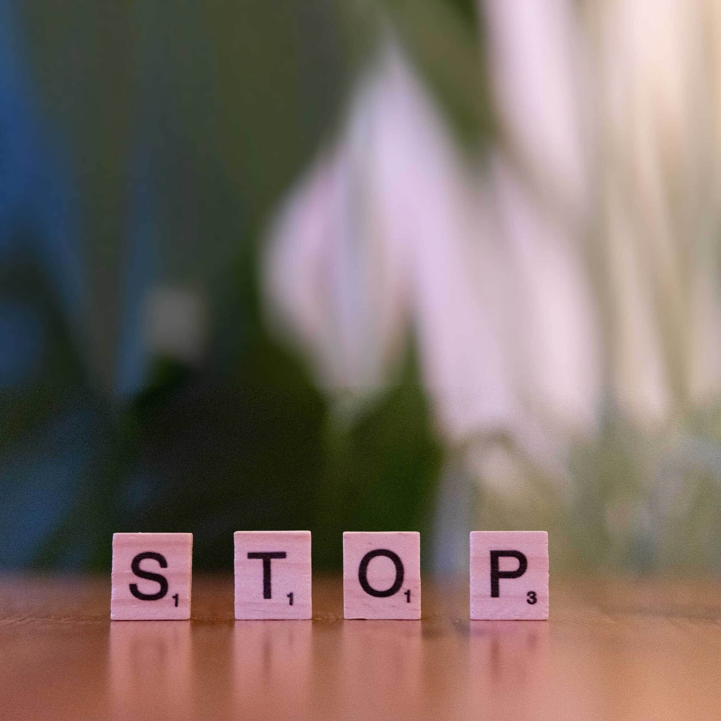 Fichas de madera que forman la palabra STOP